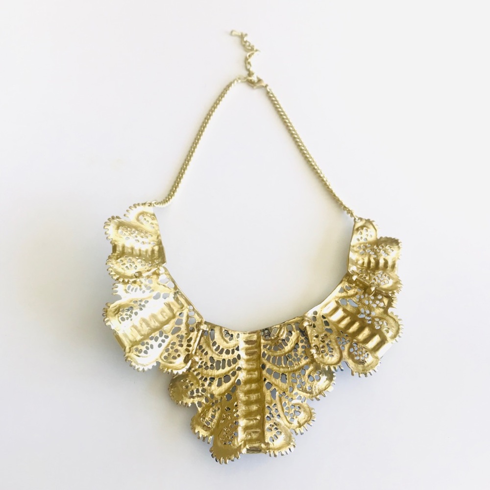 ⭐️ HOST PICK ⭐️ Lace/filigree design necklace - Picture 8 of 8